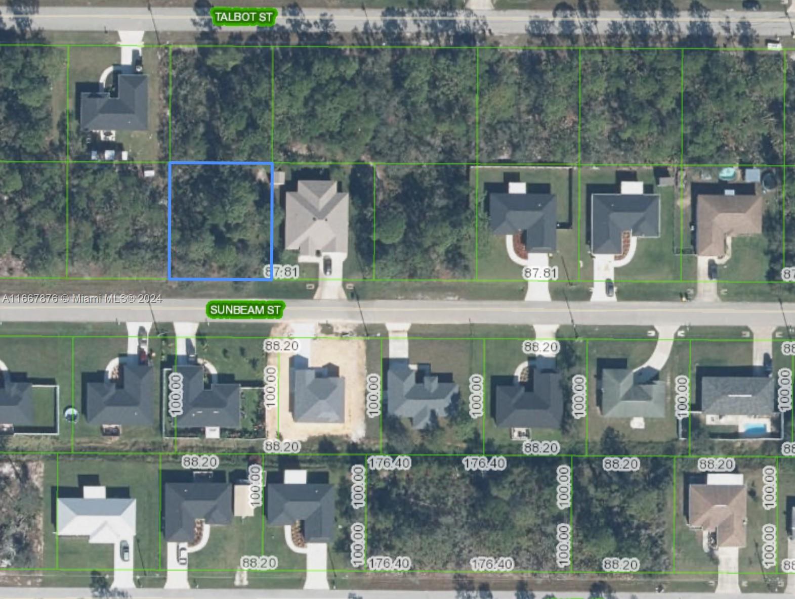 If you are looking for the ideal place to build your home.YOU’VE FOUND IT! 9,000 square feet of peace and tranquility. Don't miss it. Beautiful neighborhood and excellent location less than 5 minutes from everything.
The best shopping malls in Sebring and the most complete very close to you.