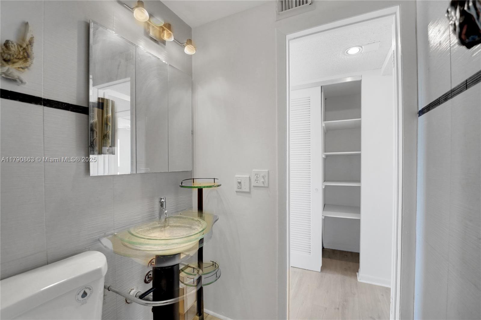 WARRENTON HOUSE CONDO - Residential