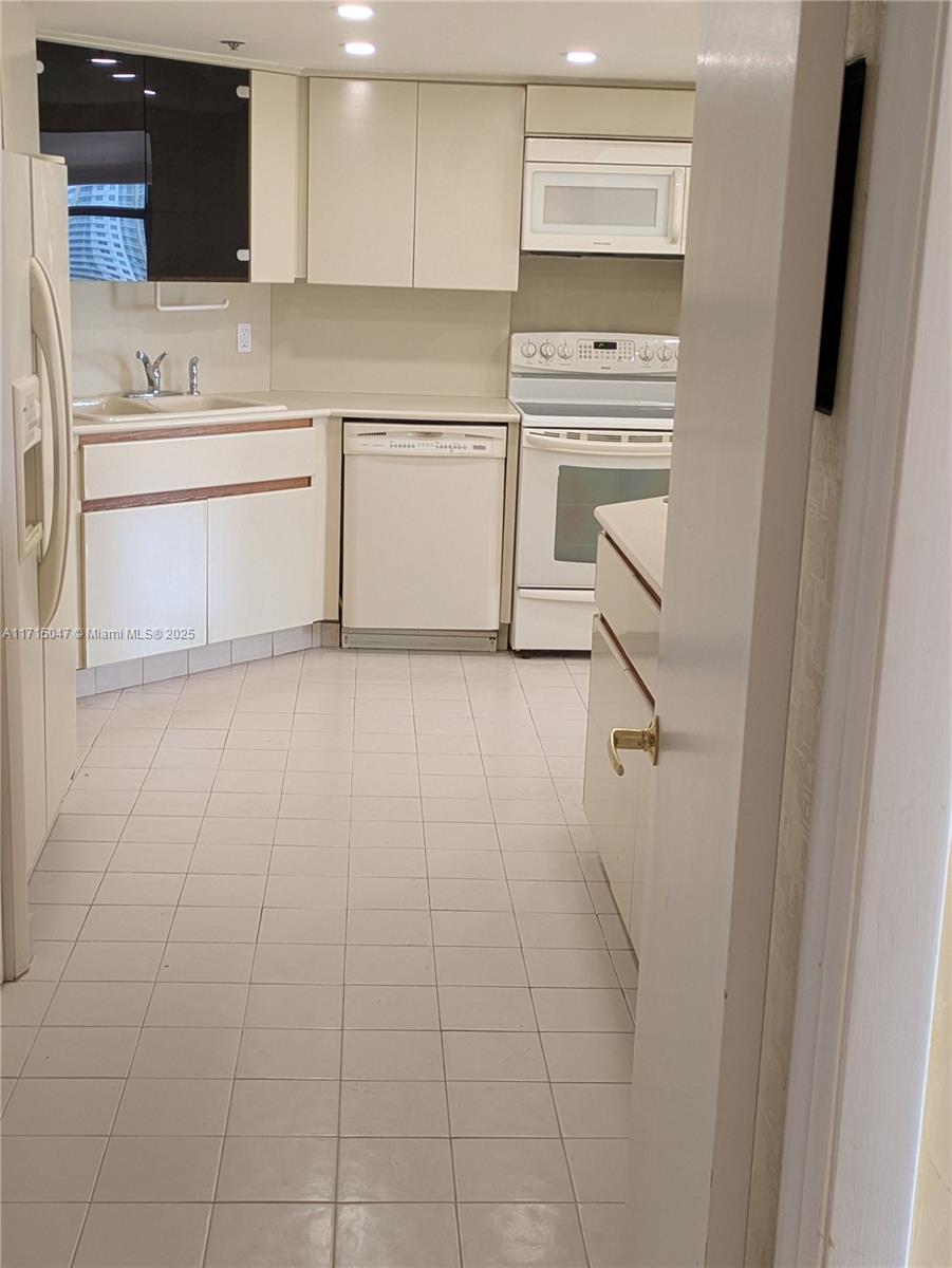 ANCHOR BAY CLUB CONDO - Residential