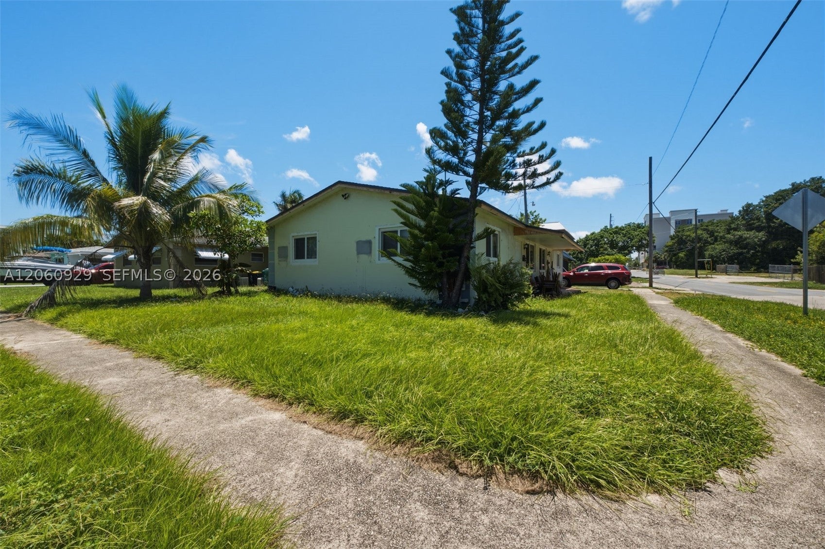 137 NE 1st Ct