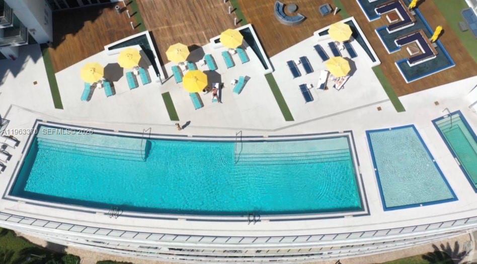 MINT CONDO - Residential