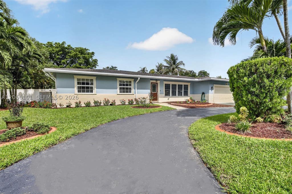 Photo of 801 Ixora Ln, Plantation, FL 33317 (MLS # A12066101)