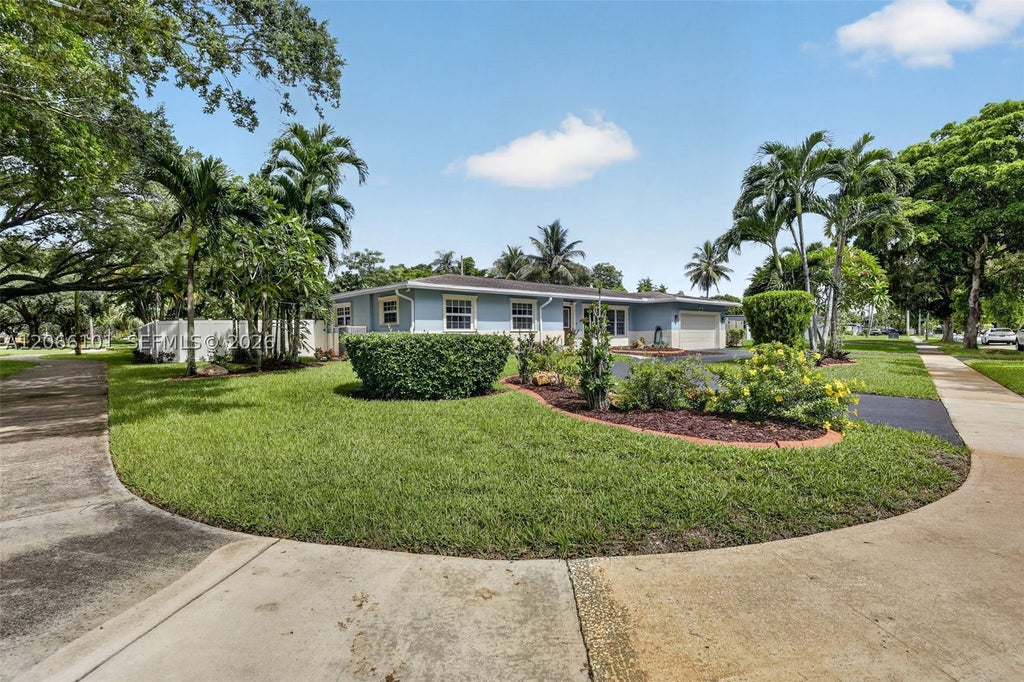 Photo of 801 Ixora Ln, Plantation, FL 33317 (MLS # A12066101)