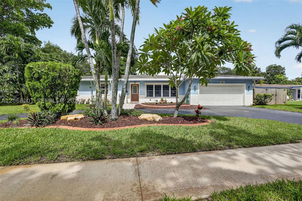 Photo of 801 Ixora Ln, Plantation, FL 33317 (MLS # A12066101)