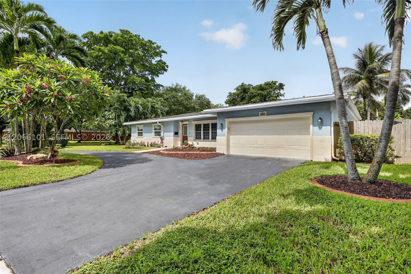 801 Ixora Ln