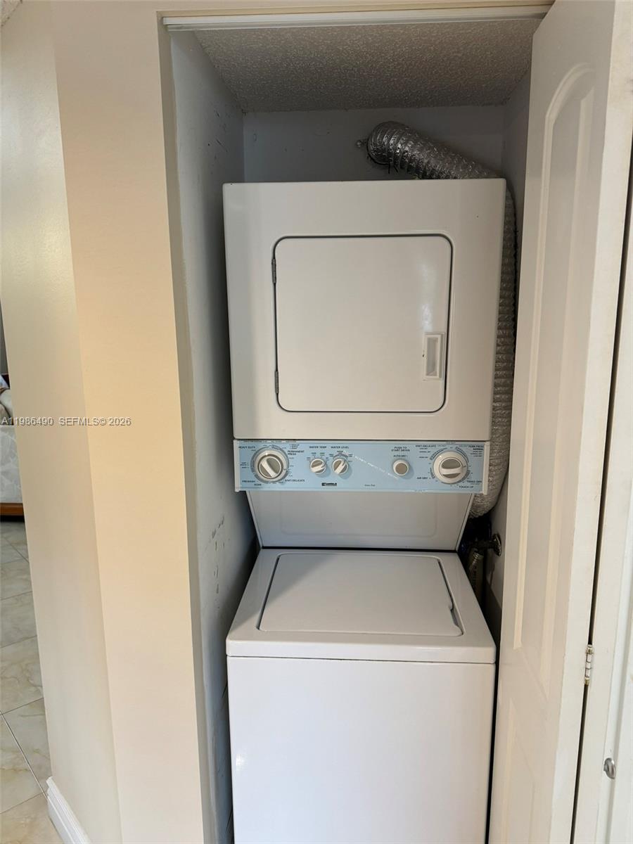 IVANHOE EAST AT CENTURY V - Residential Lease