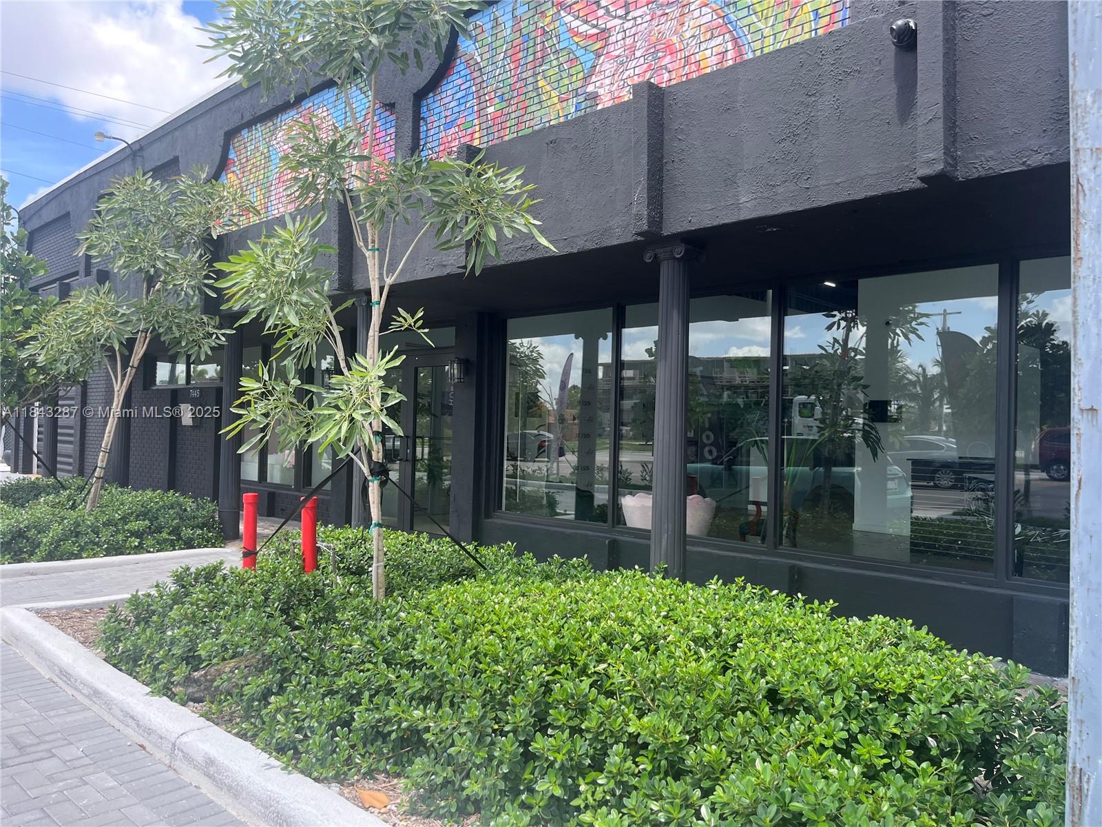 Prime Leasing Opportunity at Amelia Live in Hialeah – 850 Sq. Ft space available for lease and there is the possibilty of more space if needed. Ready to suit your business needs. Ideally located in a central area, off the Gratigny. Perfect for a professional office. Call for more information.
