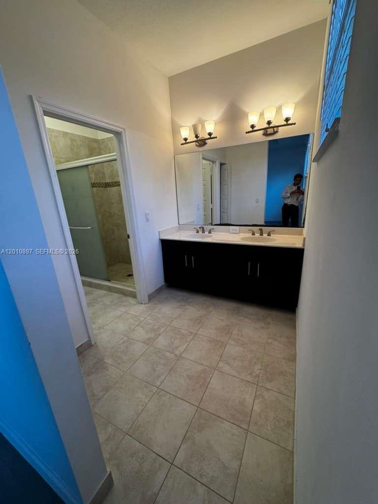 CHAMPION LAKES - Residential