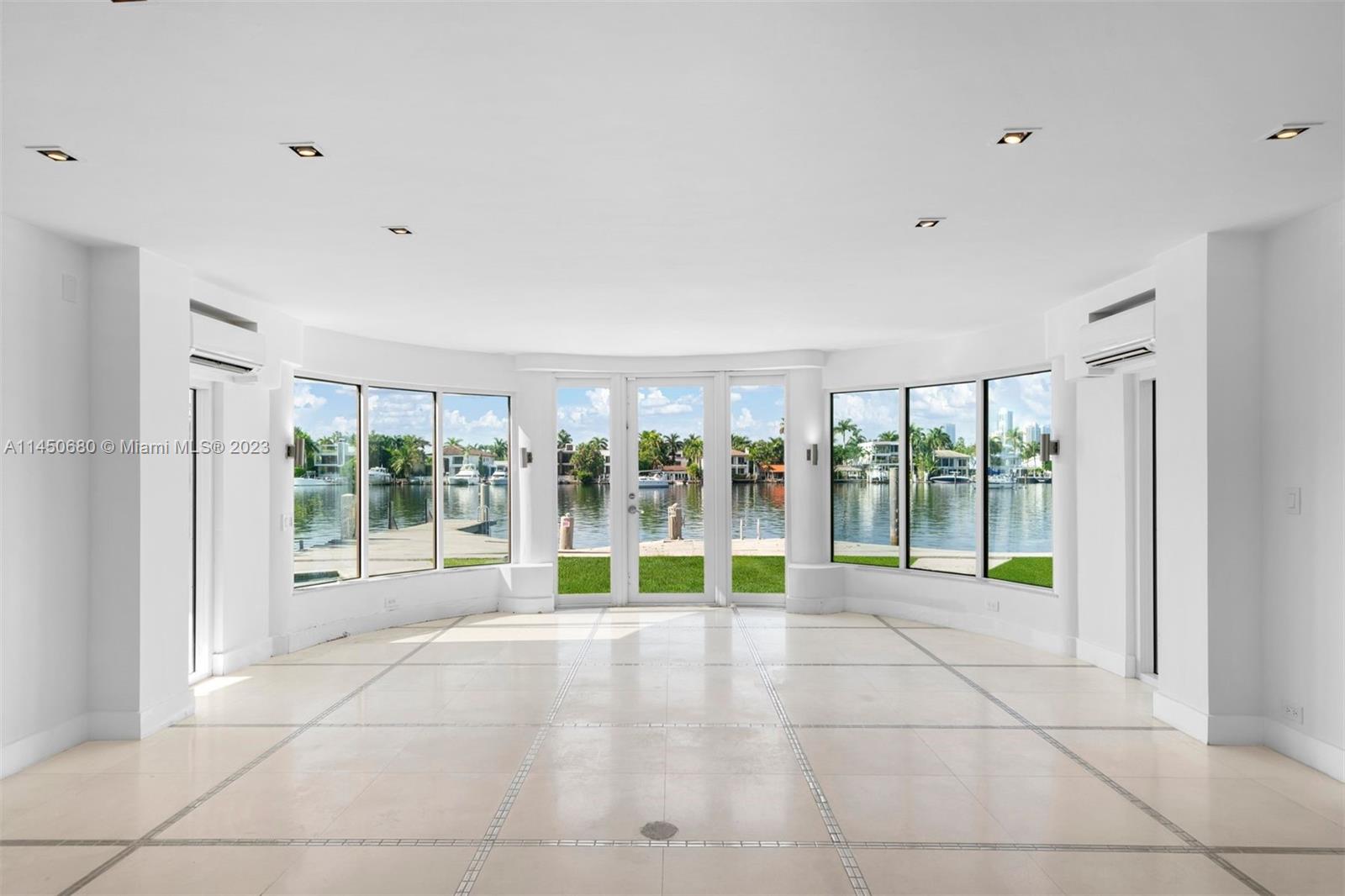 HIBISCUS ISLAND - Land