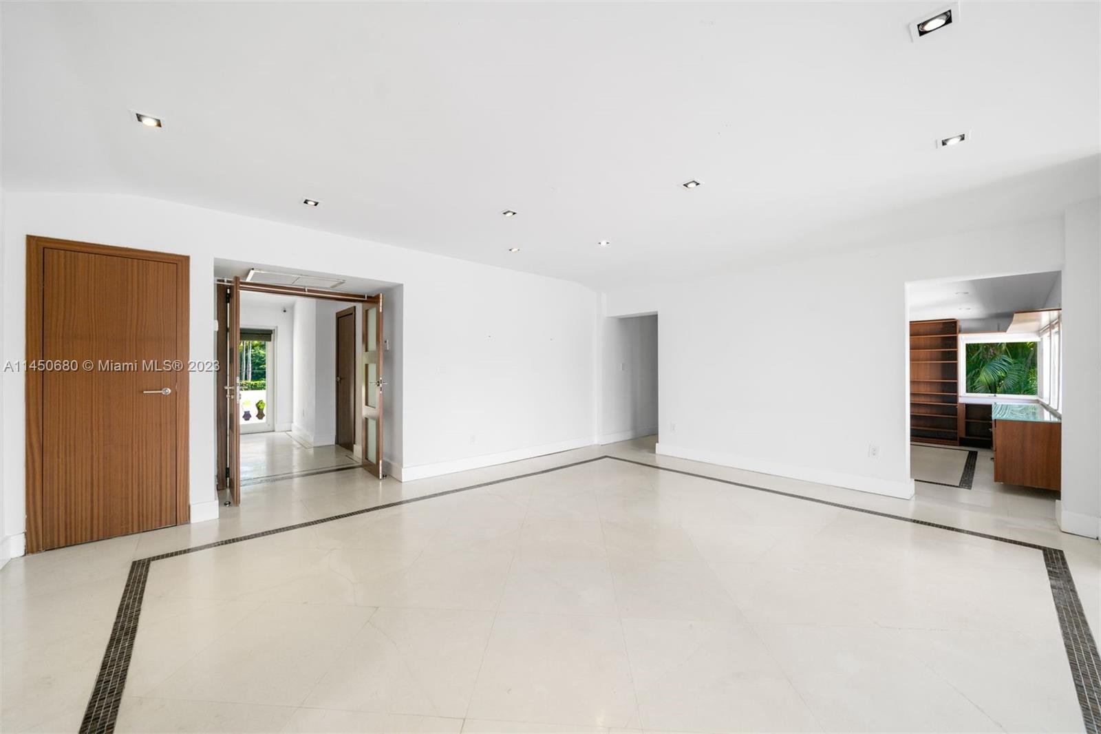 HIBISCUS ISLAND - Land