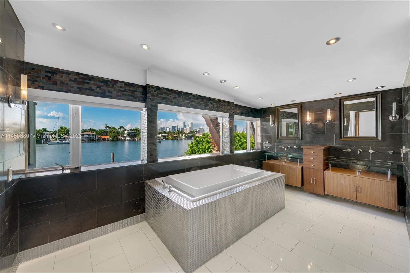 HIBISCUS ISLAND - Land