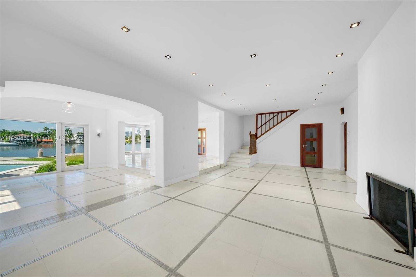 HIBISCUS ISLAND - Land