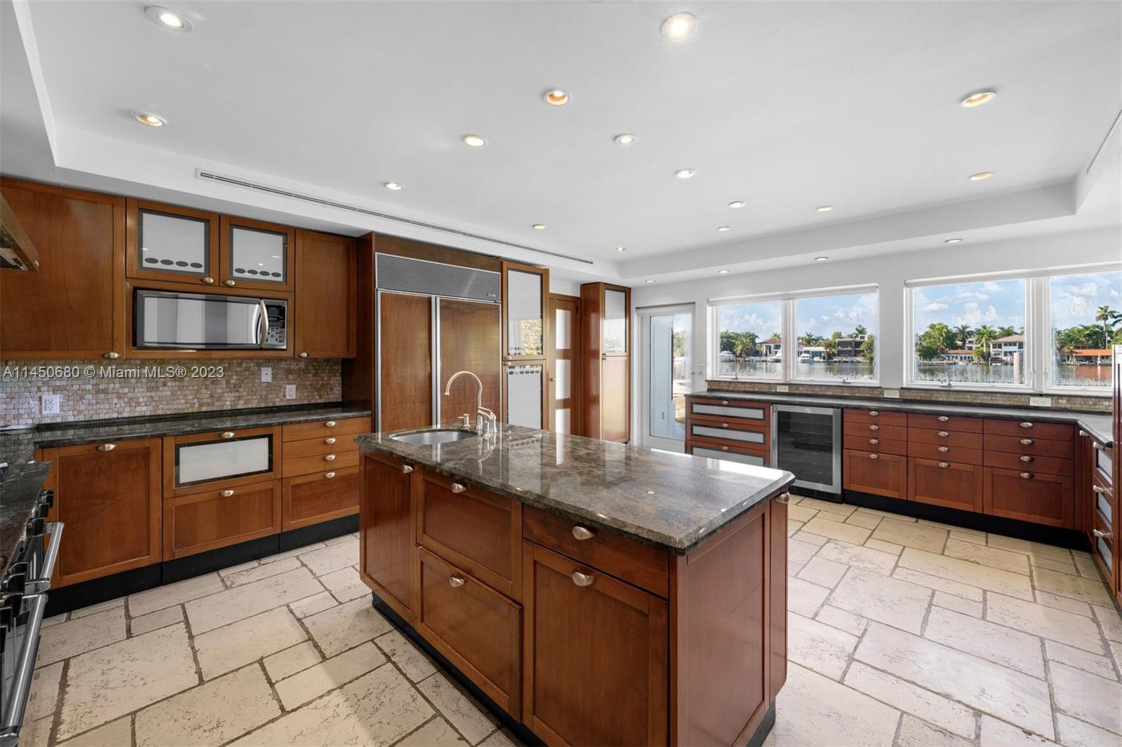 HIBISCUS ISLAND - Land