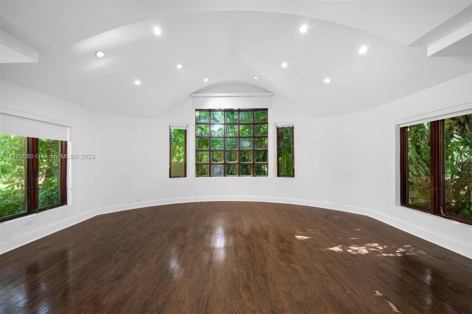 HIBISCUS ISLAND - Land