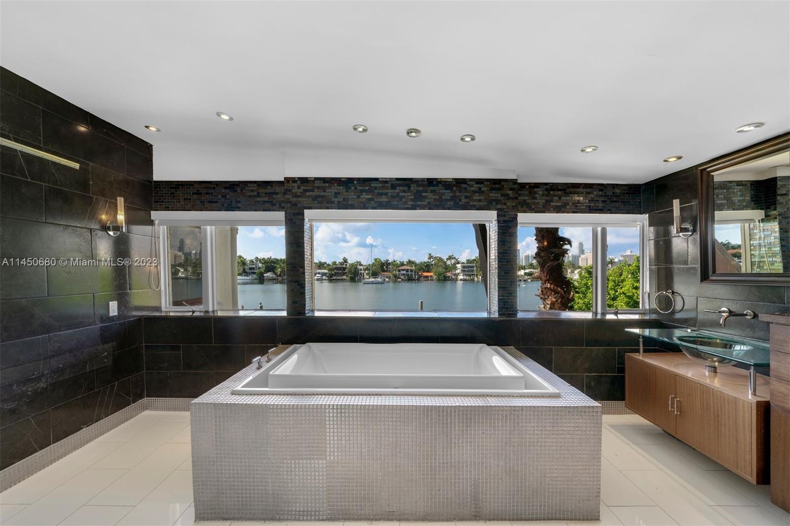 HIBISCUS ISLAND - Land