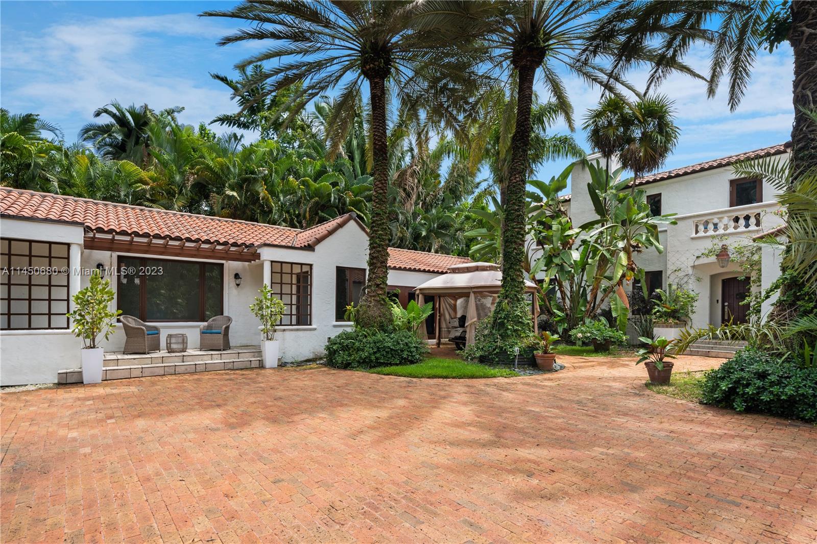 HIBISCUS ISLAND - Land