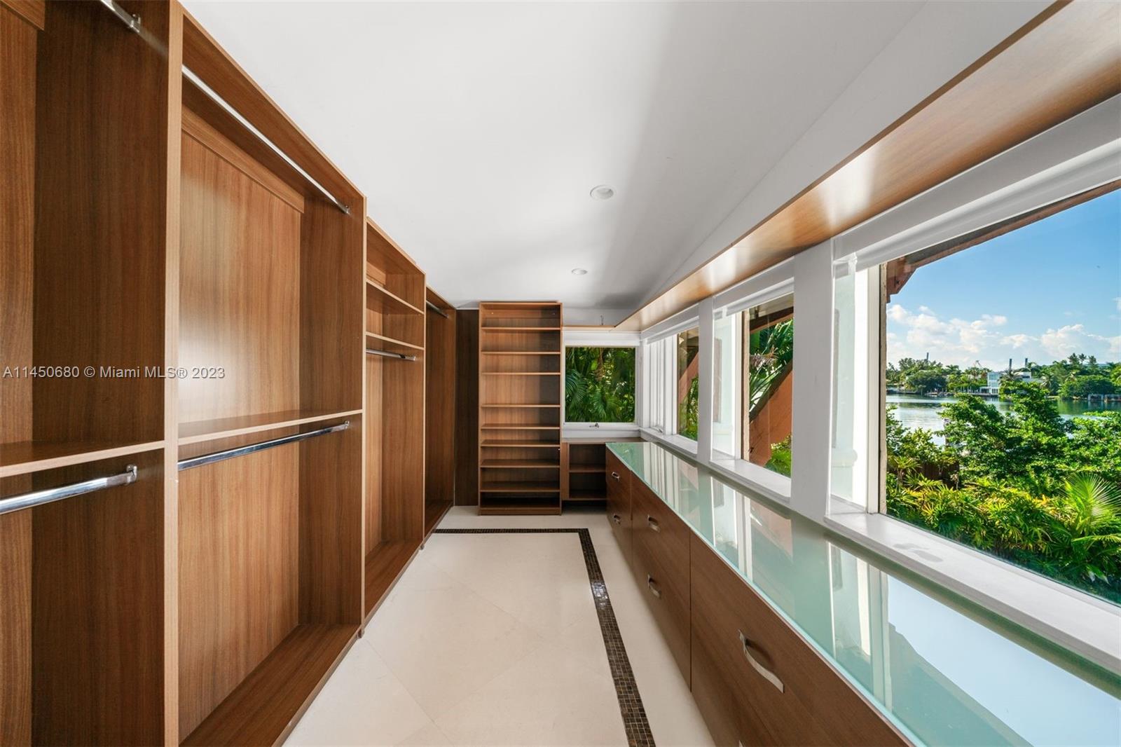 HIBISCUS ISLAND - Land