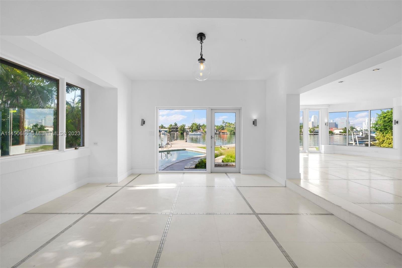 HIBISCUS ISLAND - Land