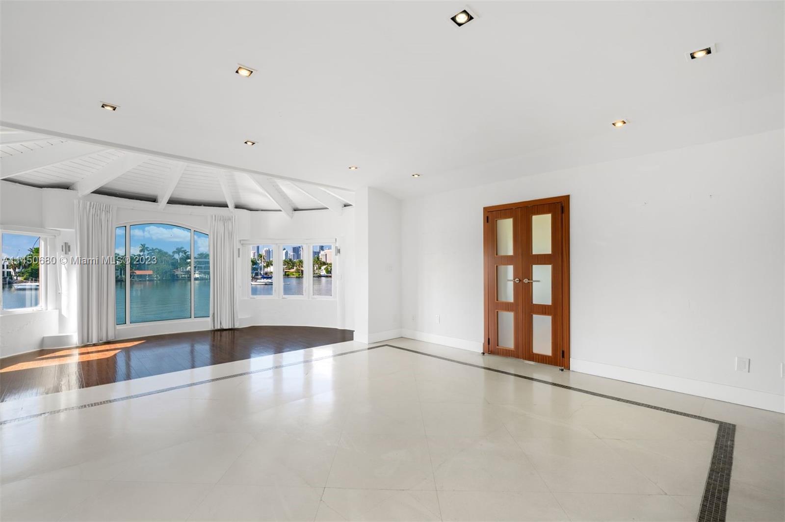 HIBISCUS ISLAND - Land