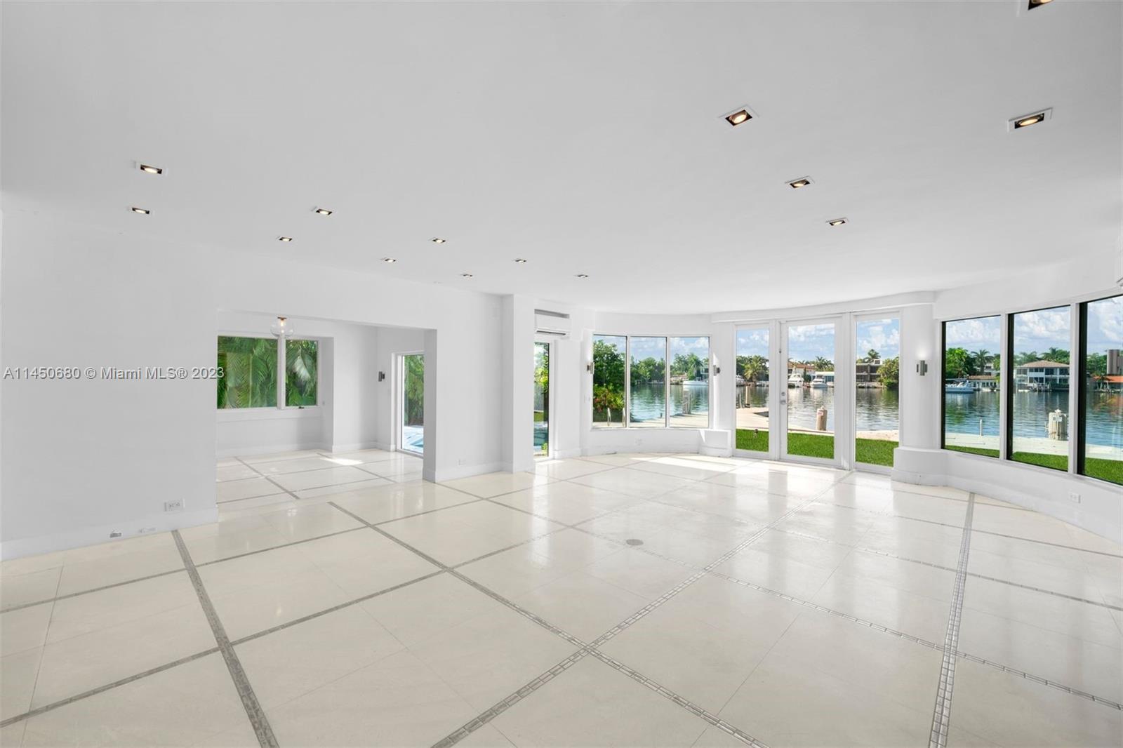 HIBISCUS ISLAND - Land