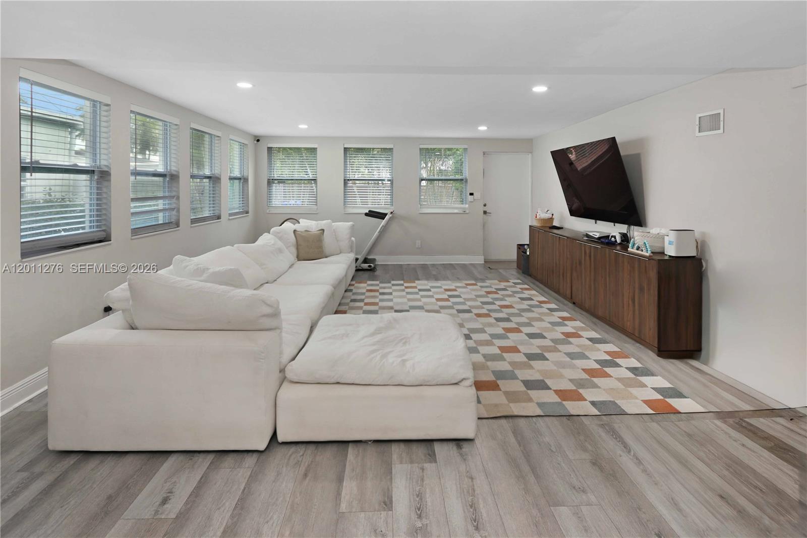 HOLLYWOOD LAKES SECTION - Residential