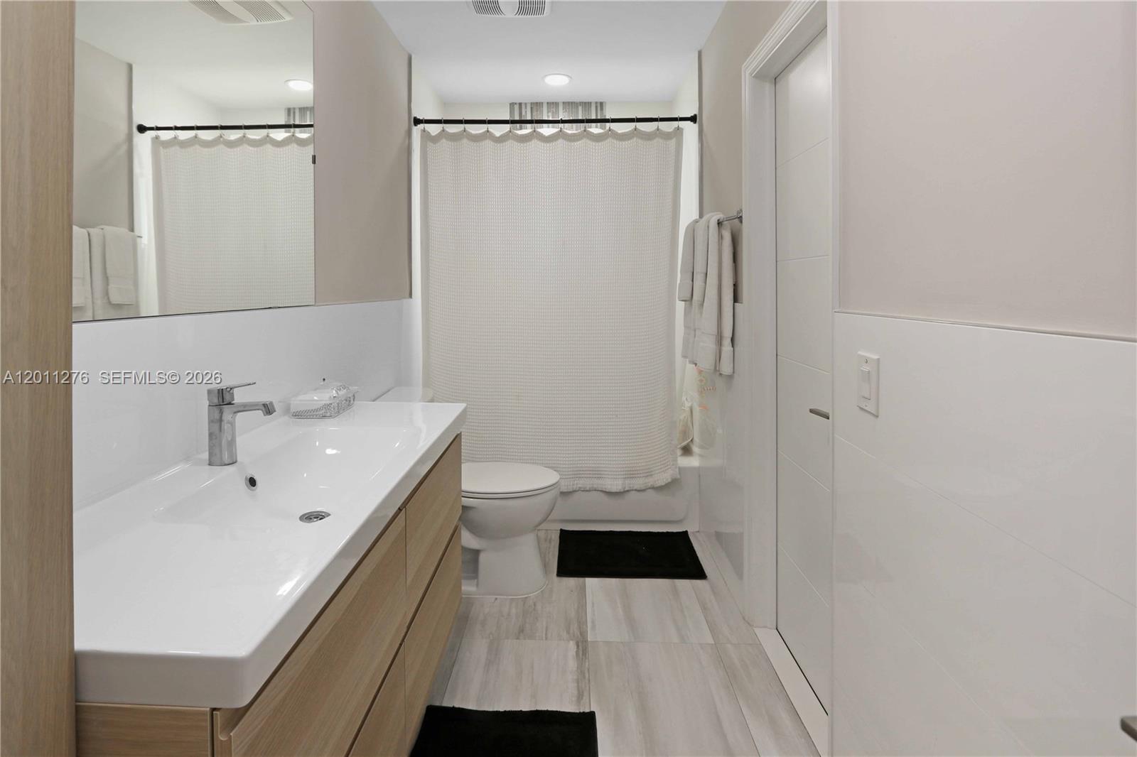 HOLLYWOOD LAKES SECTION - Residential