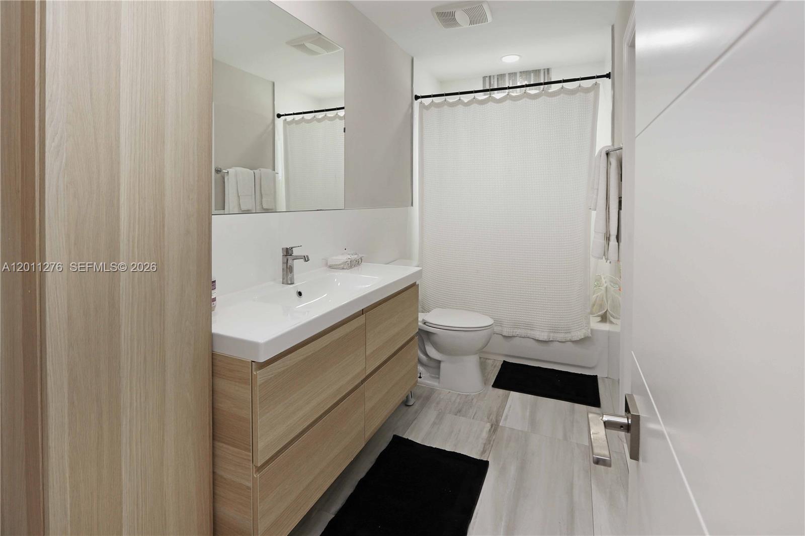 HOLLYWOOD LAKES SECTION - Residential