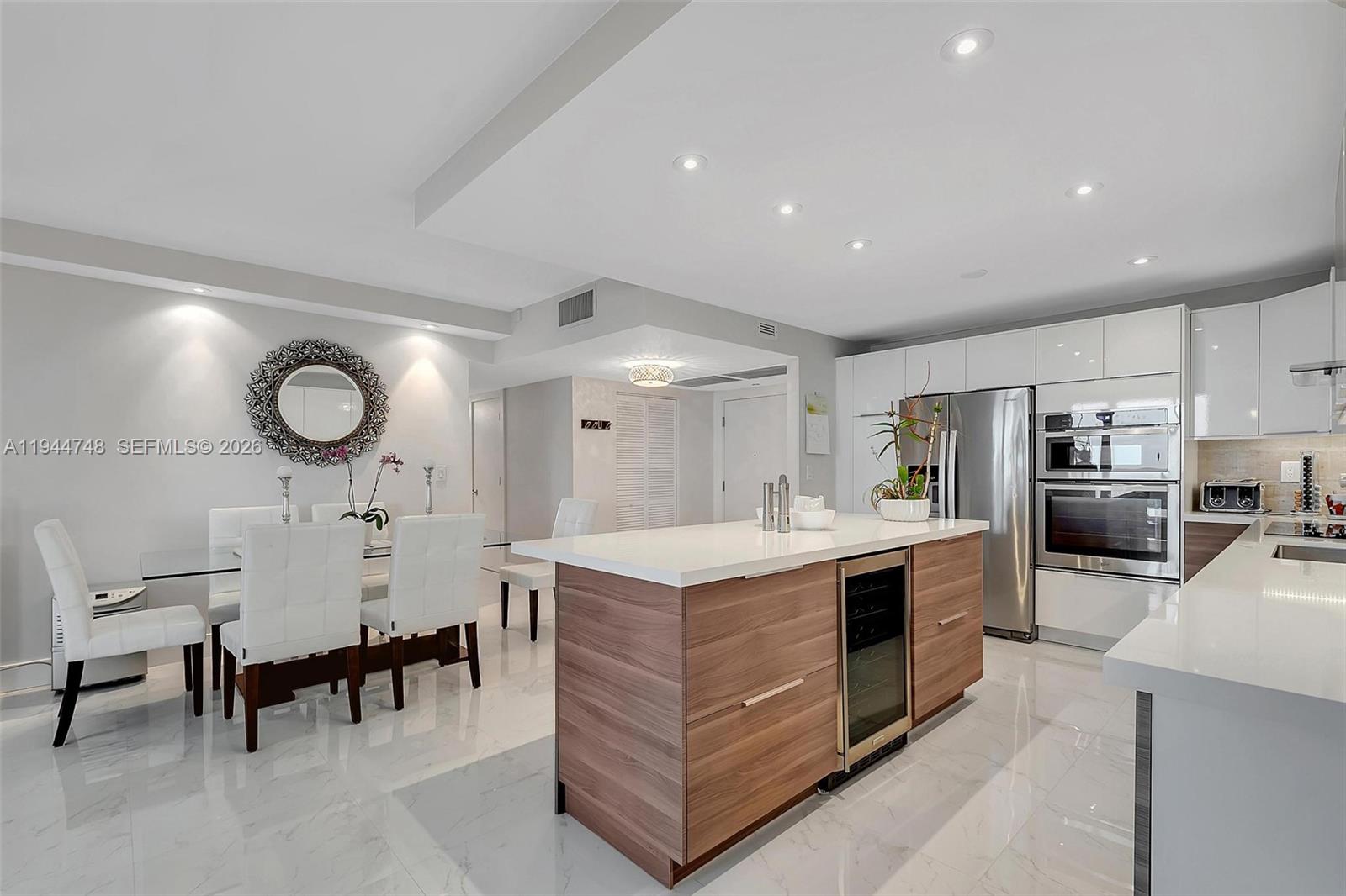 2301 Collins Ave 810