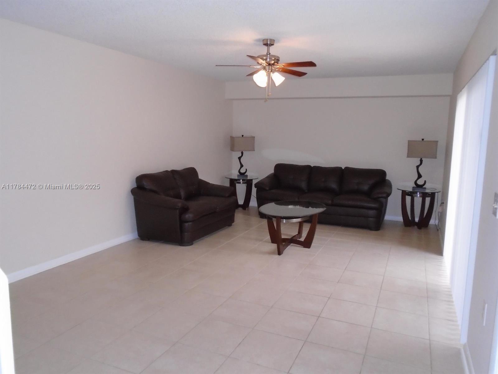 WATERSIDE LUXURY TOWNHOME - Residential