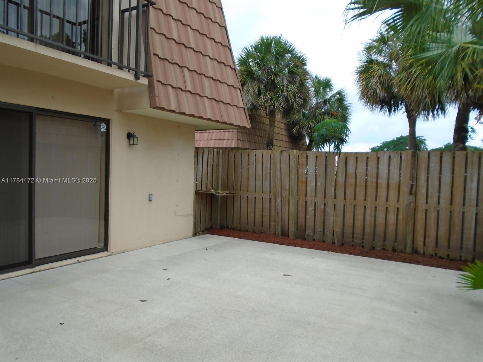 WATERSIDE LUXURY TOWNHOME - Residential