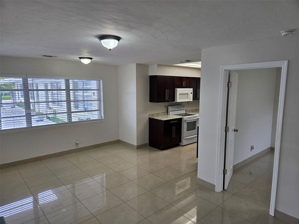 Photo of 724 NE 6th St #9, Hallandale Beach, FL 33009 (MLS # A11953198)
