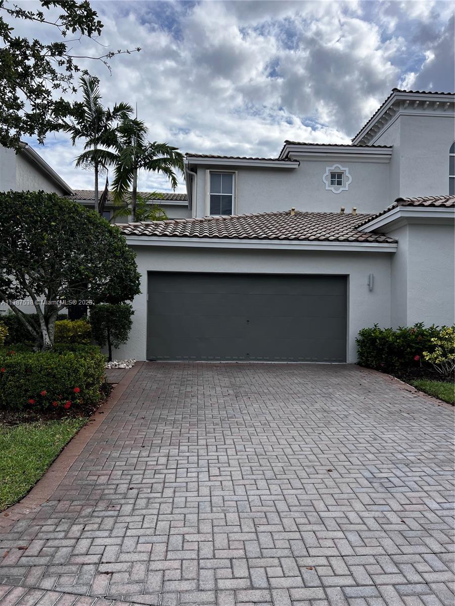 Rare on the market most desirable Harbour Islands Admirals Cove spacious townhouse with two car garage. Enjoy five star amenities, double gated community, tennis and basketball courts, gym, pools, manned 24/7 security, beautiful and posh landscaped complex close to the ocean. Furnished only.
