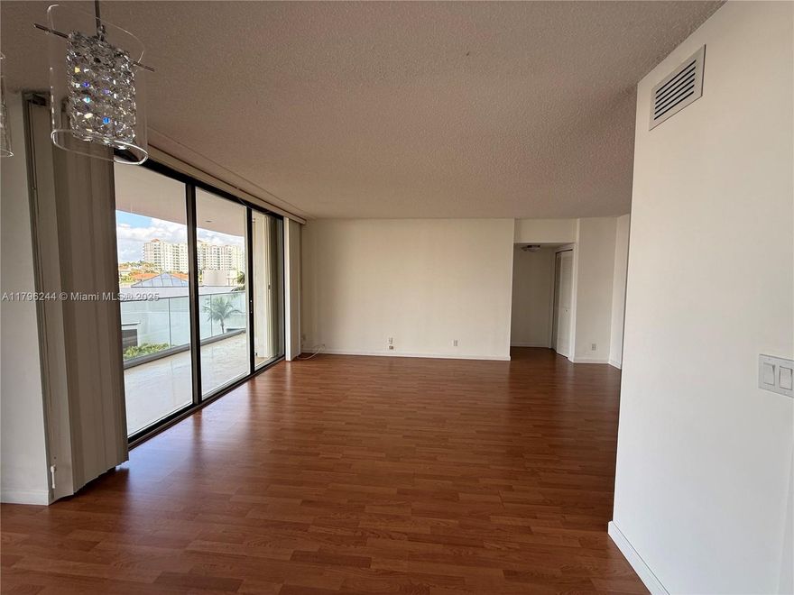 BRIGHT & SPACIOUS 1-BEDROOM, 1 1/2 BATHS IN LUXURIOUS TURNBERRY ISLE NORTH TOWER. THE UNIT HAS VIEW OF THE MARINA WITH LAMINATE FLOORING THROUGHOUT. AMENITIES INCLUDE POOL SERVICE, BBQ AREA, EXERCISE ROOM, GAME ROOM & MORE! CLOSE PROXIMITY TO AVENTURA MALL & HOUSE OF WORSHIP.