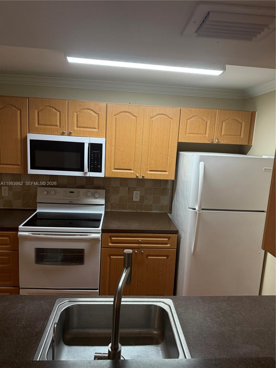 LAS BRISAS@ COUNTRY CLUB - Residential