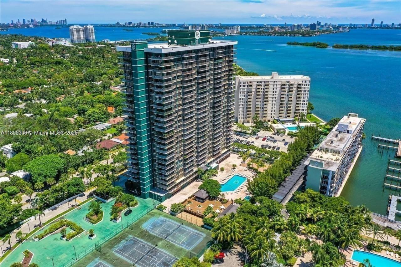 Spacious 2 bed/2 bath split floor plan with beutiful bay views. Recently renovated to perfection! Washer and dryer in unit. Enjoy access to top schools, charming Bayfront Park, and major highways. Resort-style amenities include valet parking, tennis, pool, sauna, and gym. This quiet, safe, and secure community offers the lifestyle you’ve been looking for. Centrally located just minutes from Downtown, Miami Beach, Wynwood, Design District, Aventura, and the airport. Building is undergoing 40 yr recertification and there is a special assessment.