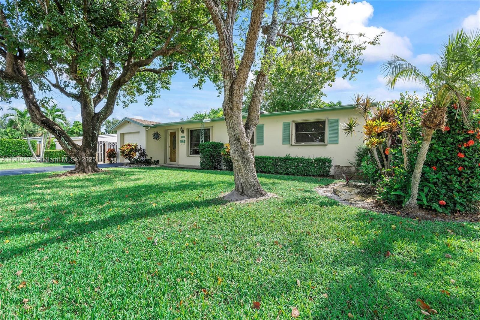 PALM BEACH CABANA COLONY - Residential