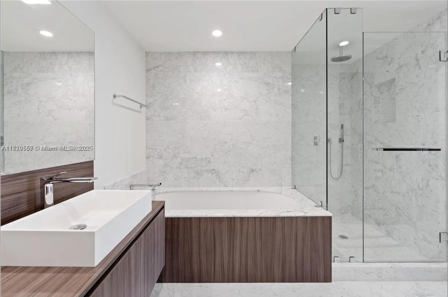 Miami, Florida 33131, United States, 3 Bedrooms Bedrooms, ,4 BathroomsBathrooms,Residential,Active,21098