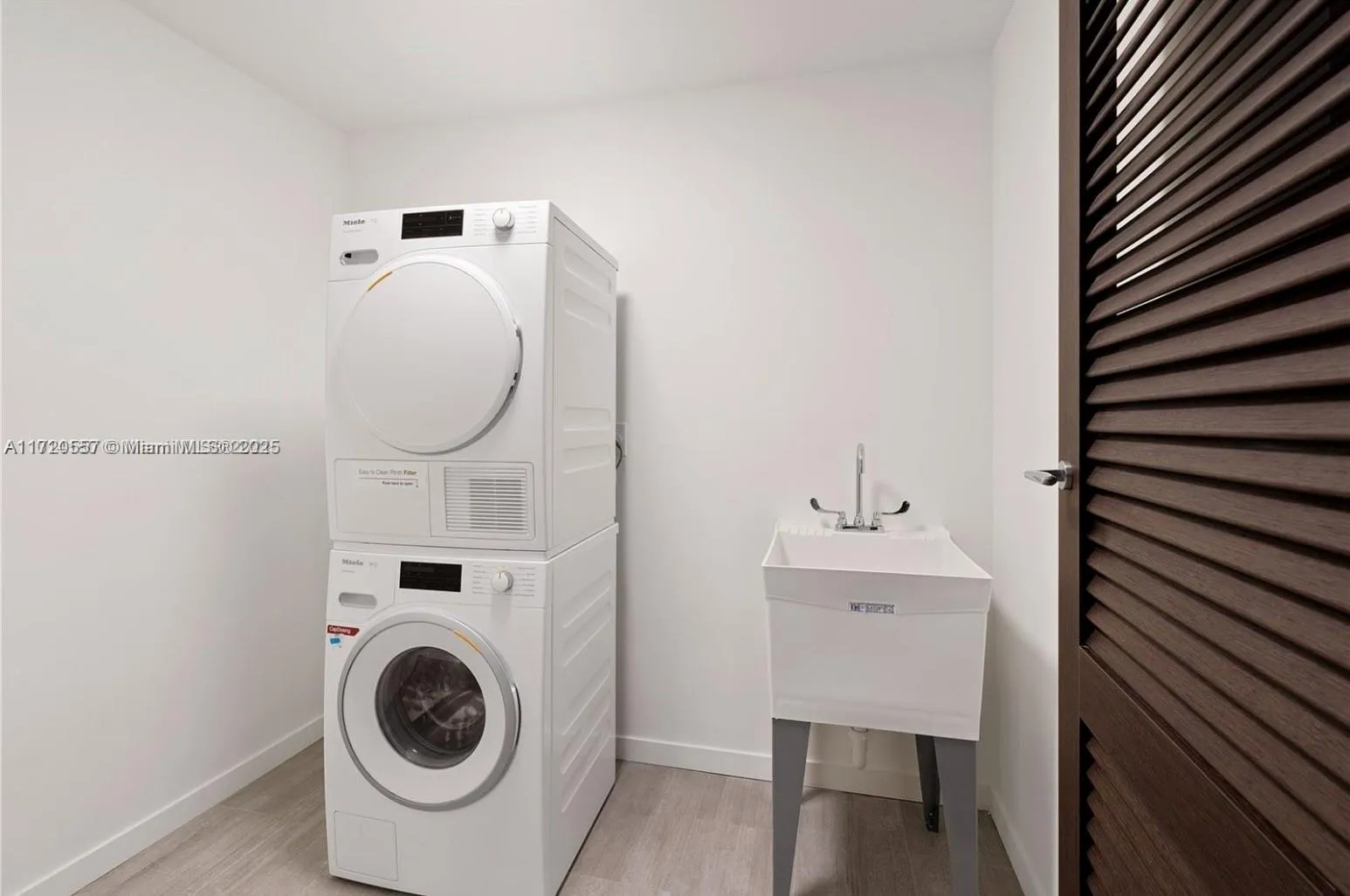 Miami, Florida 33131, United States, 3 Bedrooms Bedrooms, ,4 BathroomsBathrooms,Residential,Active,21098