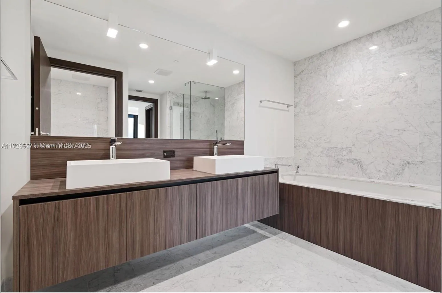 Miami, Florida 33131, United States, 3 Bedrooms Bedrooms, ,4 BathroomsBathrooms,Residential,Active,21098