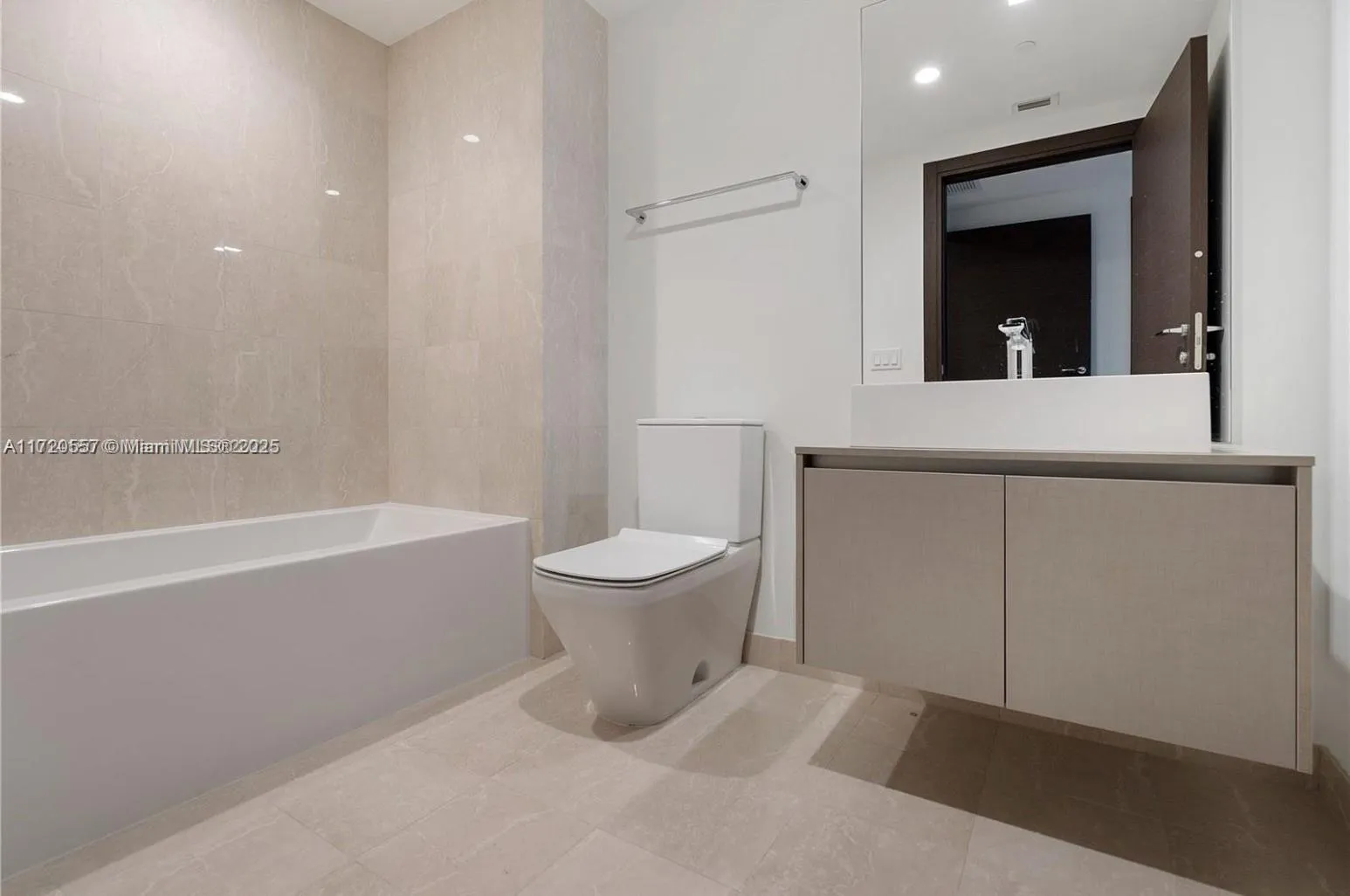 Miami, Florida 33131, United States, 3 Bedrooms Bedrooms, ,4 BathroomsBathrooms,Residential,Active,21098