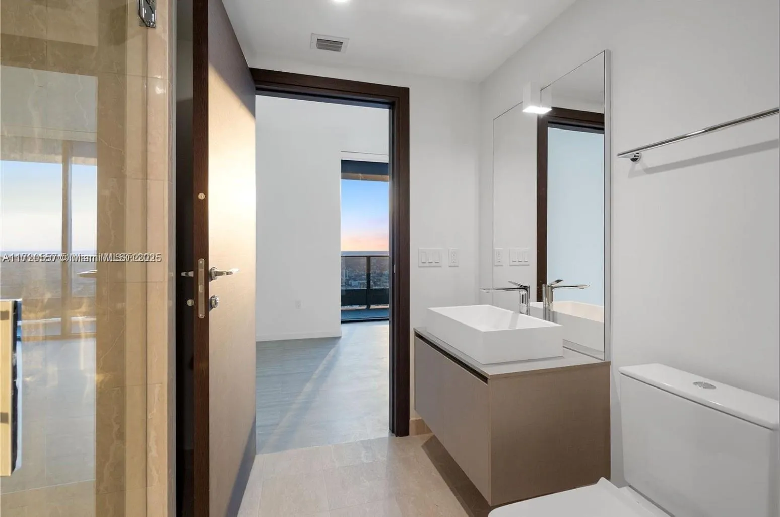 Miami, Florida 33131, United States, 3 Bedrooms Bedrooms, ,4 BathroomsBathrooms,Residential,Active,21098