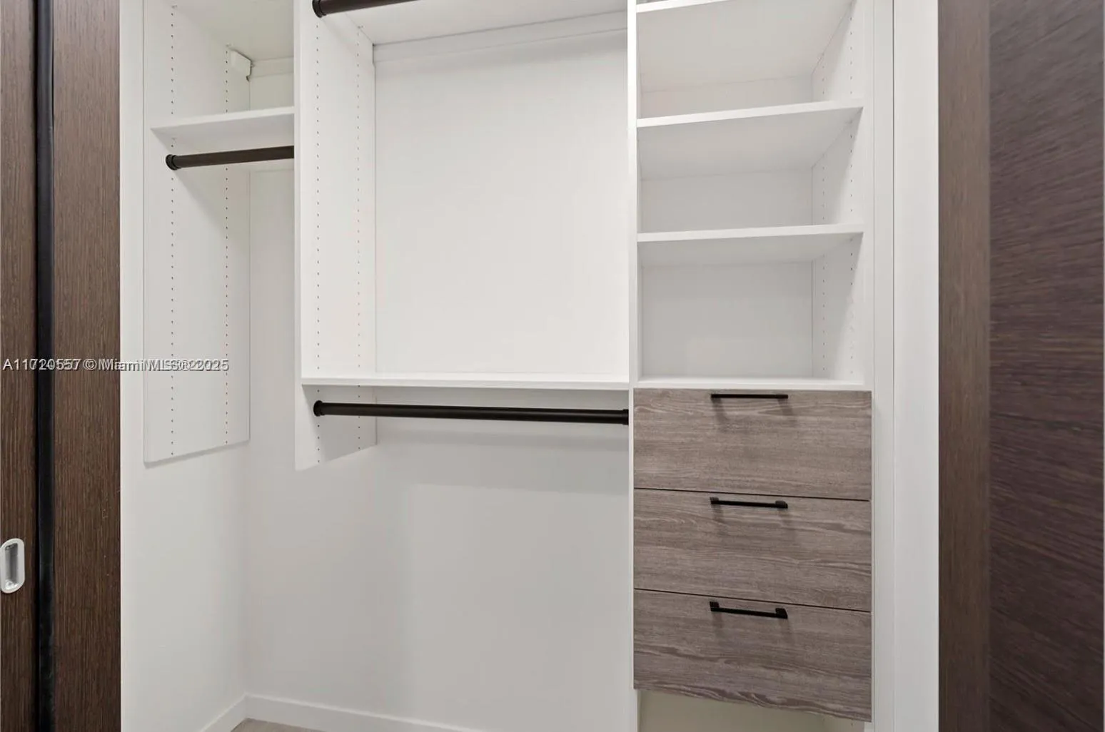 Miami, Florida 33131, United States, 3 Bedrooms Bedrooms, ,4 BathroomsBathrooms,Residential,Active,21098