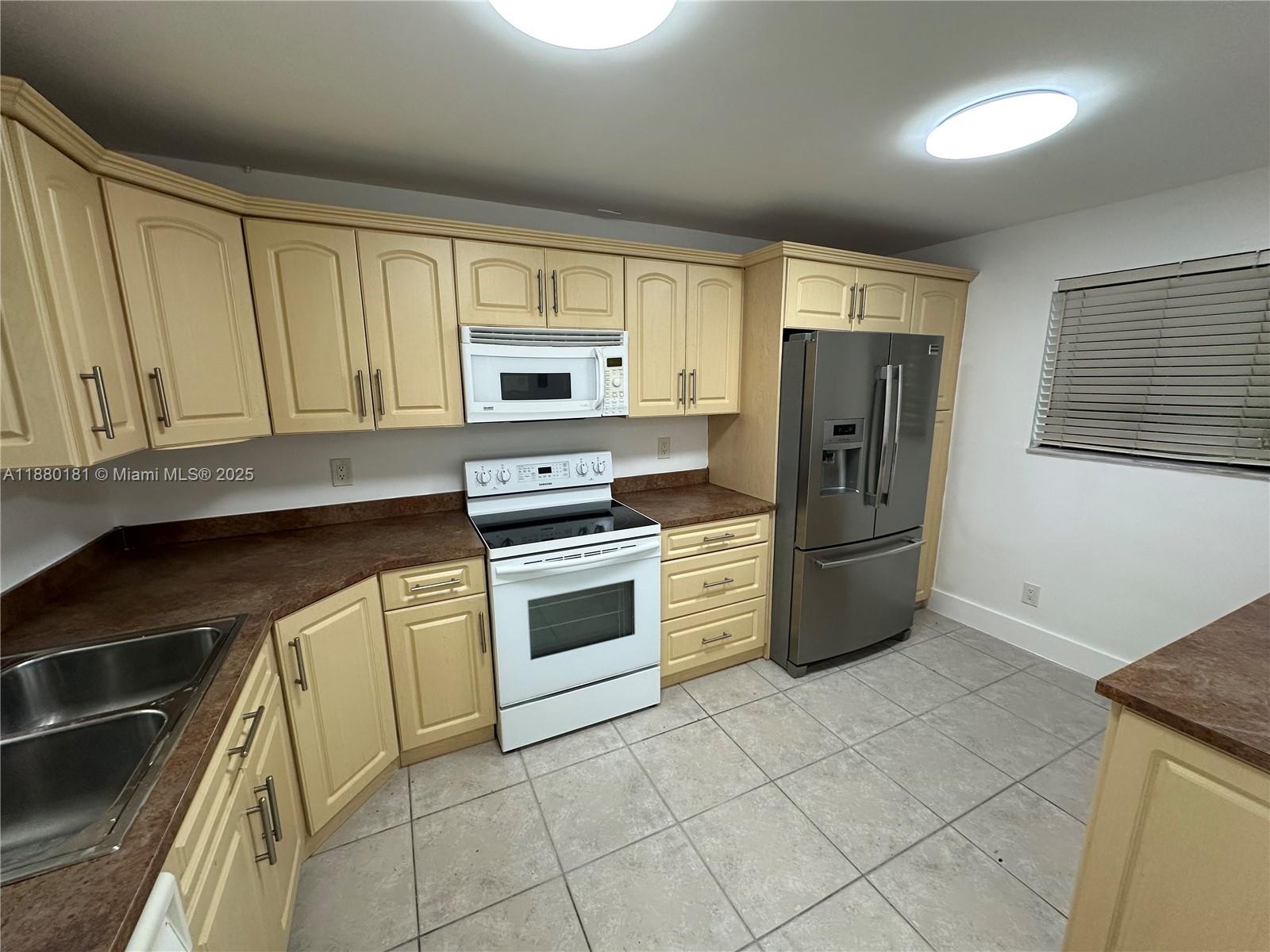 TWIN LAKE GARDENS - Residential Lease