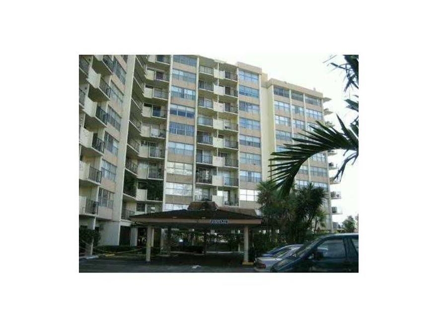 GREAT LOCATION. CLOSE TO SHOPPING,PUBLIC TRANSPORTATION AND HOUSES OF WORSHIP. 15 MINUTES TO THE BEACH. 1 BEDROOM 1 BATH. UPDATED KITCHEN AND BATH. BEAUTIFUL SECURE LOBBY. LAKE​​‌​​​​‌​‌​​​‌‌​​​‌‌‌​​‌​​‌‌​​​​ VIEW.