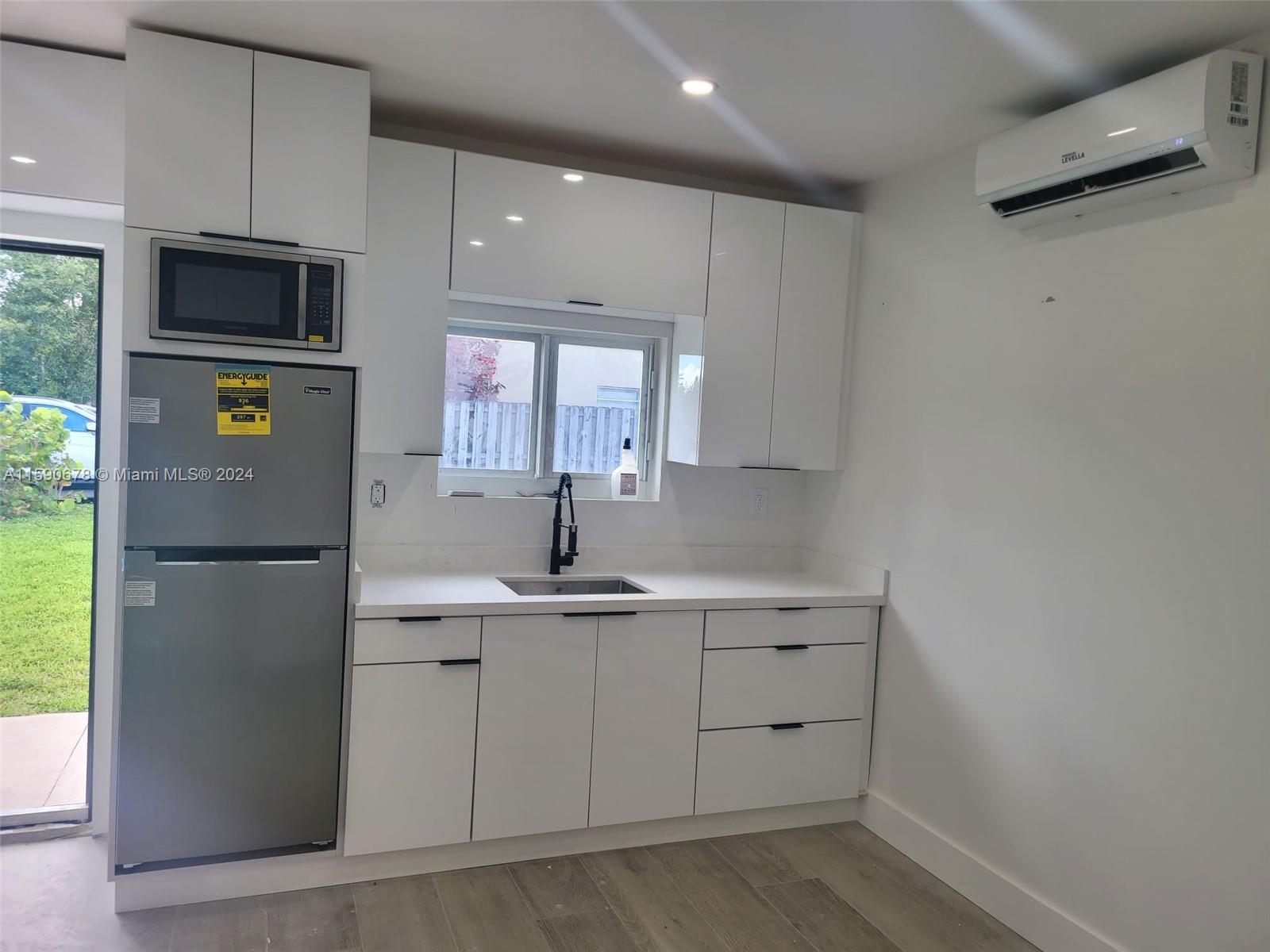 Incredible brand new studio for one person only in a great location close to expressways and Sawgrass mall ready to move in right away