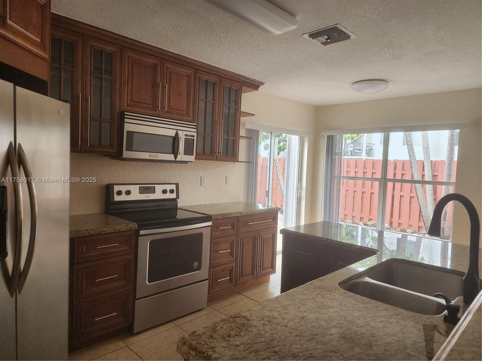 HILLSBORO COUNTRY CLUB - Residential Lease