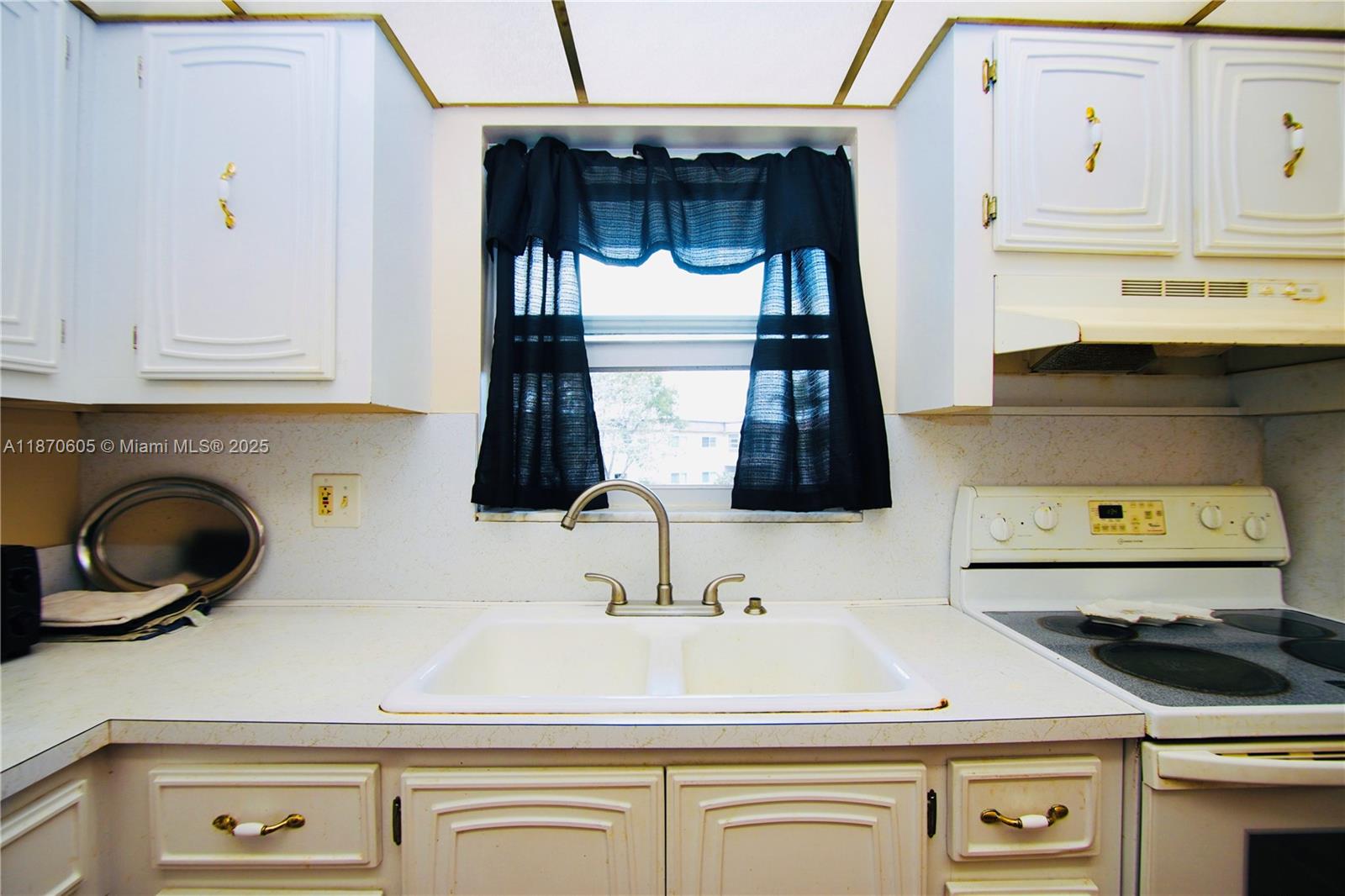 LAKESIDE VILLAGE CONDO 6 - Residential