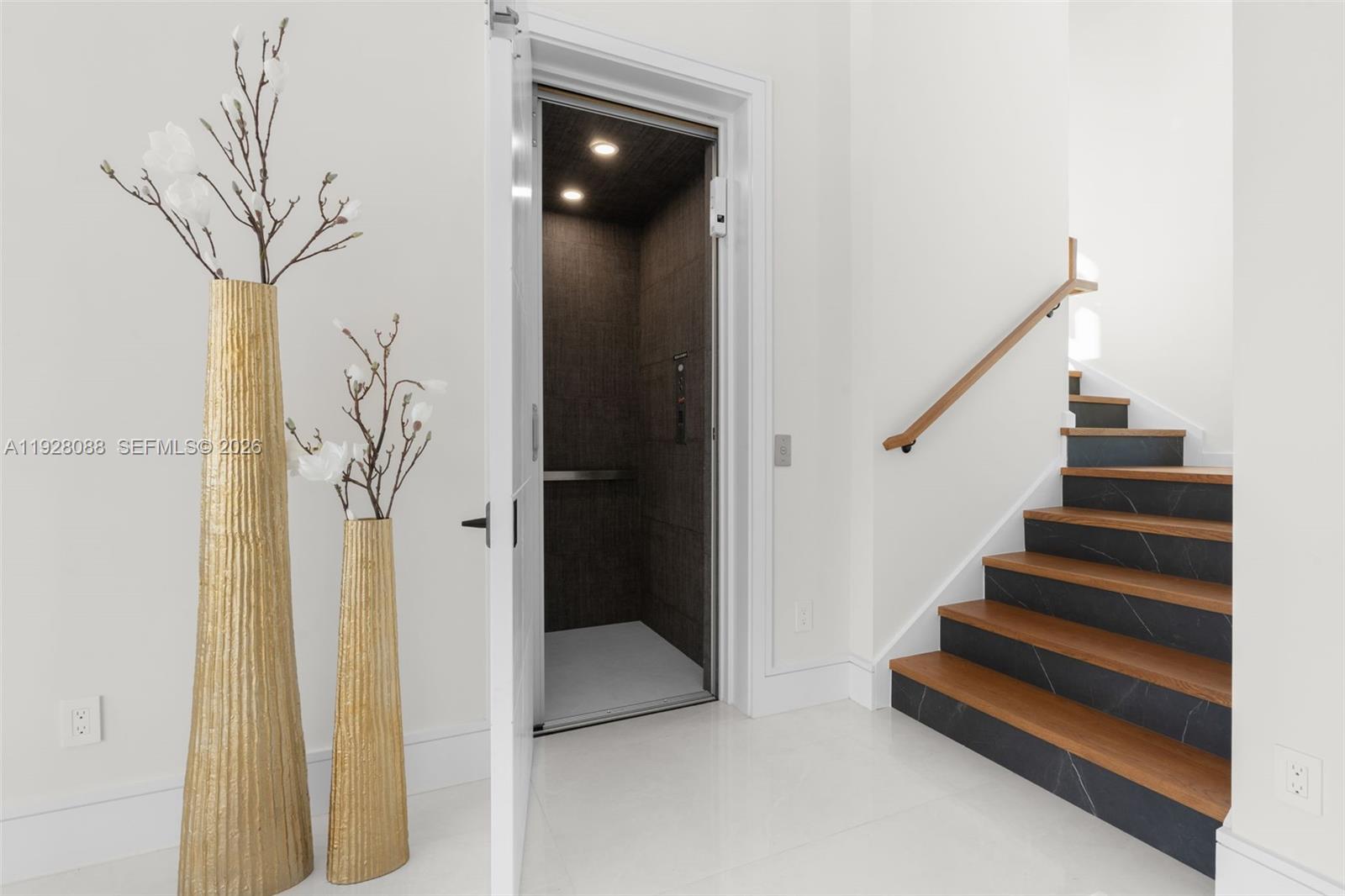 CORAL KEY VILLAS 3RD SEC - Residential