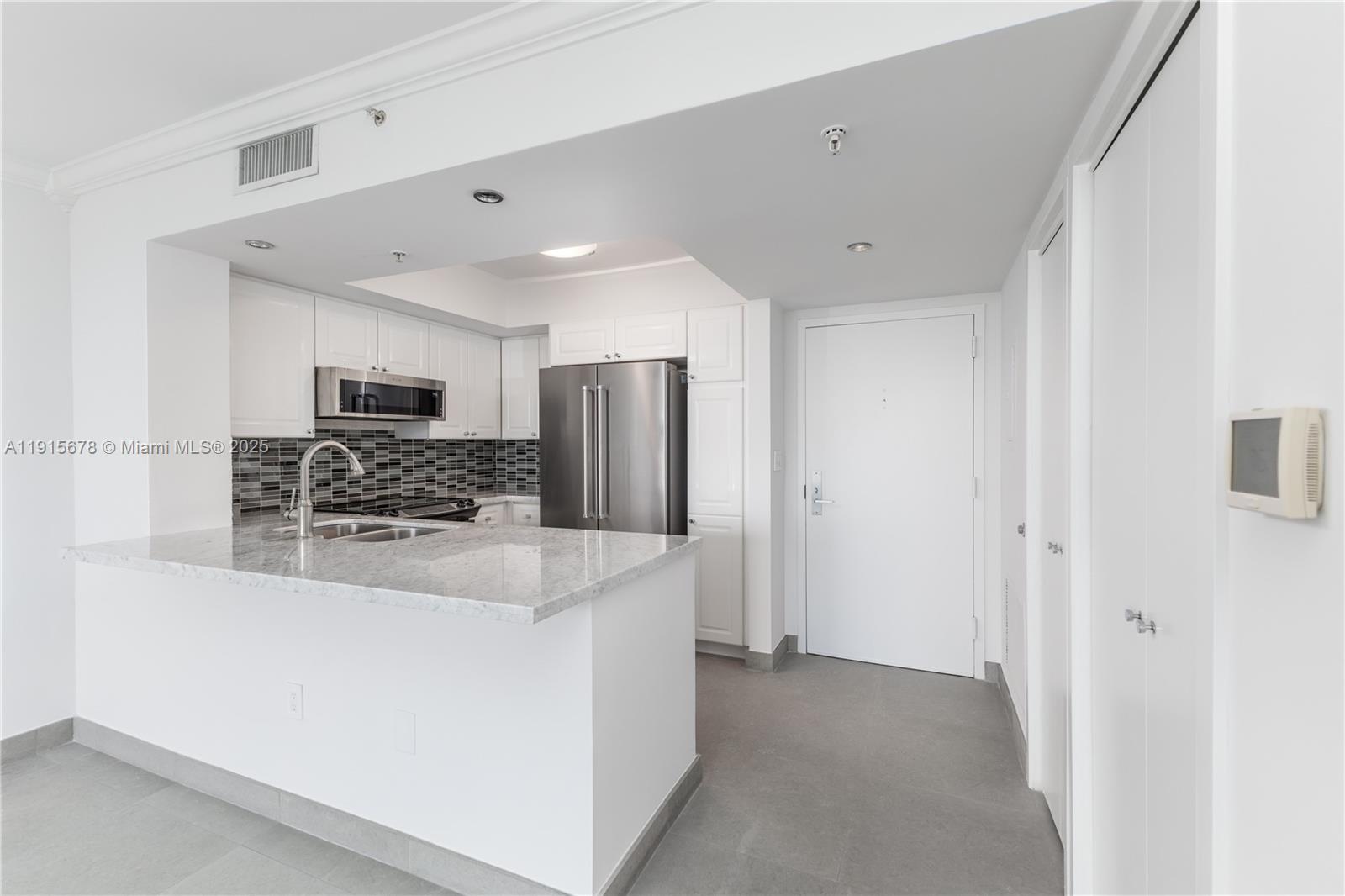 SUNSET HARBOUR SOUTH COND - Residential Lease