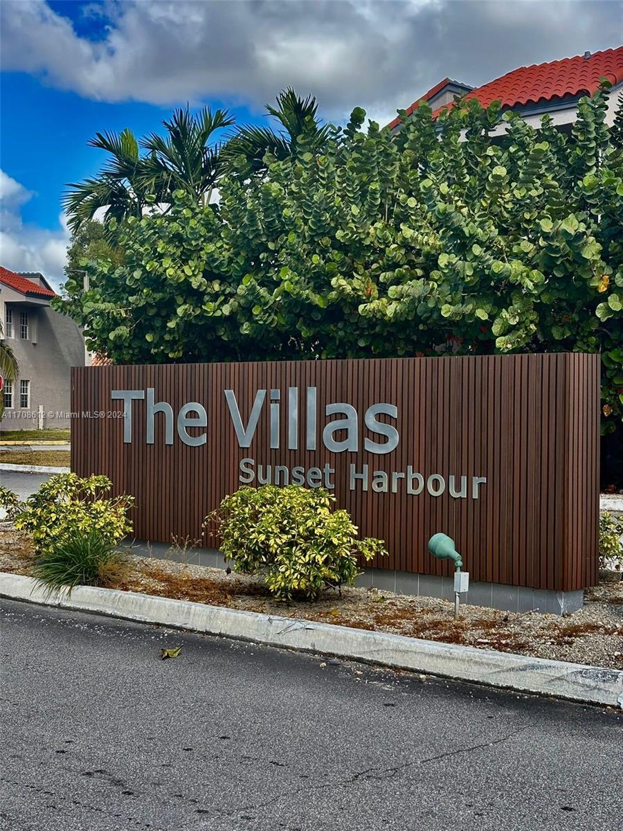 The Villas of Sunset Harbour a beautiful fee simple townhome with an excellent open/spaciousfloorplan with the flexibility and convenience of a 1/1 downstairs. Foyer entry leads to social areas with highvaulted ceilings that provide a great sense of space, an open kitchen with plenty of counter space, and a breakfastcounter. Upstairs primary bedroom with enclosed balcony and sitting area great for office workspace. The backpatio is tiled and fenced with a rear back door that leads to plenty of street parking from the rear. 2 assignedparking spaces + guest parking. Inside washer and dryer closet. The unit will not disappoint